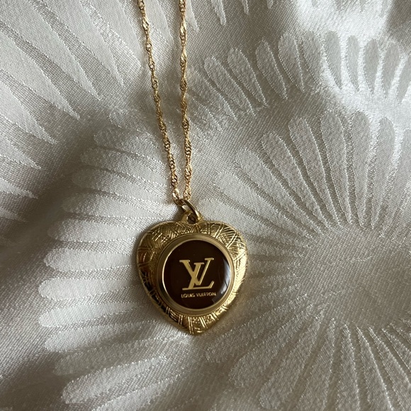 Louis Vuitton Gold Heart Pendant Necklace - Picture 3 of 9